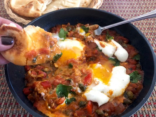 Uno de los platos más tradicionales del Medio Oriente. Una receta simple pero con mucho sabor, a base de tomate y huevos, solo hay que seguir el paso a paso!