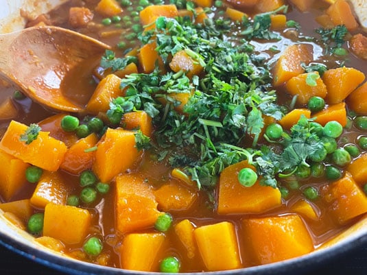 El Curry Rojo de Calabaza los transportará a los maravillosos sabores y aromas asiáticos! Un plato vegetariano saludable y con mucho color!