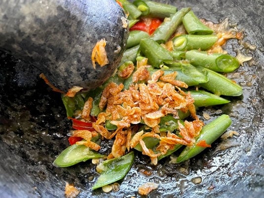 Esta Ensalada de Papaya Verde, lleva todos los ingredientes tradicionales, un plato asiático con mucho sabor, fresco y lleno de color. Para prepararla, solo hay que seguir el paso a paso!